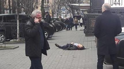 Очевидцы засняли первые секунды после убийства экс-депутата Вороненкова Очевидцы засняли первые секунды после убийства экс-депутата Вороненкова