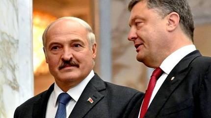 Лукашенко примеряет вышиванку