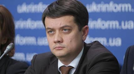 Глава партии Зеленского Разумков пообещал вернуть на Донбасс флаги Украины Глава партии Зеленского Разумков пообещал вернуть на Донбасс флаги Украины