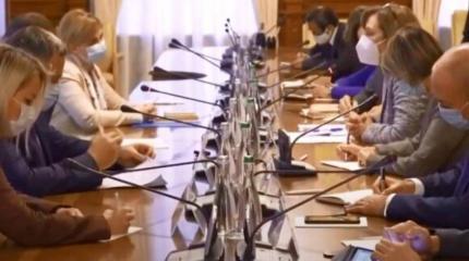 На Украине рассказали о «странностях» российских представителей на заседании ТКГ по Донбассу На Украине рассказали о «странностях» российских представителей на заседании ТКГ по Донбассу