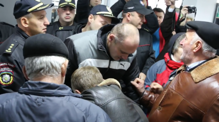 Грядет новый Майдан: в Виннице штурмуют горсовет прямо сейчас сотни людей Грядет новый Майдан: в Виннице штурмуют горсовет прямо сейчас сотни людей