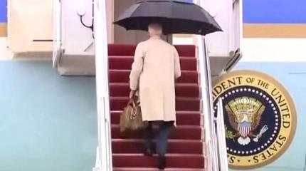 Байден вновь чуть не упал на трапе самолета Байден вновь чуть не упал на трапе самолета