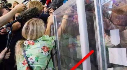 В сети набирает популярность откровенное фото журналистки возле Порошенко В сети набирает популярность откровенное фото журналистки возле Порошенко