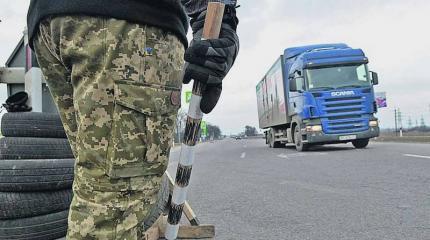 Украинские националисты хотят снова перекрыть дорогу российским фурам Украинские националисты хотят снова перекрыть дорогу российским фурам