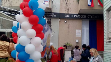 В Болгарии на выборах президента России избирателей угощали водкой и икрой В Болгарии на выборах президента России избирателей угощали водкой и икрой