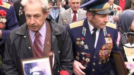 В Киеве поздравляют ветеранов Великой Отечественной не смотря на запреты В Киеве поздравляют ветеранов Великой Отечественной не смотря на запреты