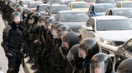 Полиция приготовила целый арсенал для разгона беспорядков Полиция приготовила целый арсенал для разгона беспорядков