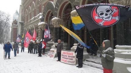 Украинские пенсионеры пришли к Нацбанку, требуя "выгнать душегубов" Украинские пенсионеры пришли к Нацбанку, требуя "выгнать душегубов"