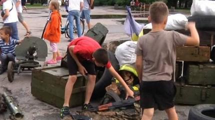В Славянске выставили на всеобщее обозрение останки ополченцев В Славянске выставили на всеобщее обозрение останки ополченцев