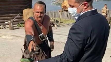 Зе оказался молодцом – полез под саблю с огурцом