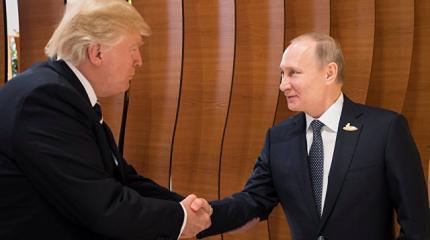 Трамп побоялся применить «фирменное» рукопожатие при встрече с Путиным Трамп побоялся применить «фирменное» рукопожатие при встрече с Путиным