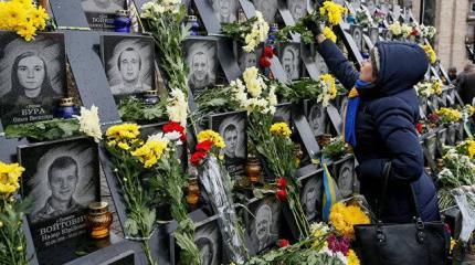Театр абсурда: на Украине снова ищут виновных в расстреле "Небесной сотни" Театр абсурда: на Украине снова ищут виновных в расстреле "Небесной сотни"