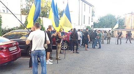 Украинские националисты закидали одесский кинотеатр зеленкой Украинские националисты закидали одесский кинотеатр зеленкой
