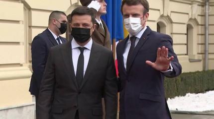 Макрон между Путиным и Зеленским Макрон между Путиным и Зеленским