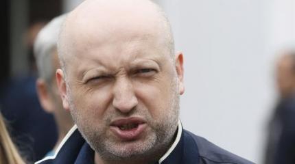 Турчинов уговаривает Порошенко закрыть железнодорожное сообщение с Россией