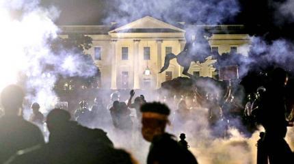 Хаос в Вашингтоне: сторонники и противники Трампа устроили поножовщину Хаос в Вашингтоне: сторонники и противники Трампа устроили поножовщину