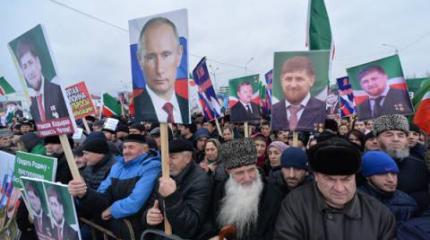 В Грозном прошёл митинг за политический курс Путина и Кадырова В Грозном прошёл митинг за политический курс Путина и Кадырова