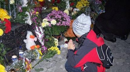Журналисты Майдана испугались цветов под посольством РФ Журналисты Майдана испугались цветов под посольством РФ