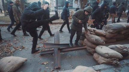 Боевики Азова устроили погром, уничтожив советские декорации в Харькове