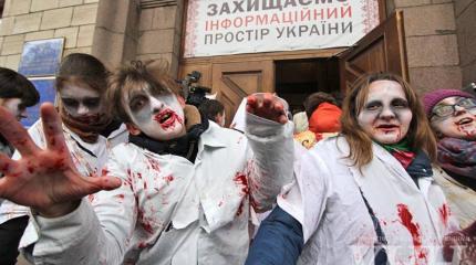 Маленькие зомби. Украинские дети лепят шоколадное оружие Маленькие зомби. Украинские дети лепят шоколадное оружие