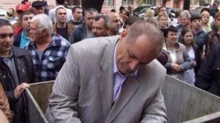 В мусорный бак на Украине бросили главврача госпиталя для ветеранов В мусорный бак на Украине бросили главврача госпиталя для ветеранов
