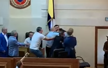 Депутаты в Одессе устроили драку за кресло главы облсовета Депутаты в Одессе устроили драку за кресло главы облсовета
