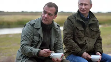 Путин и Медведев попробовали уху вместе с рыбаками на озере Ильмень