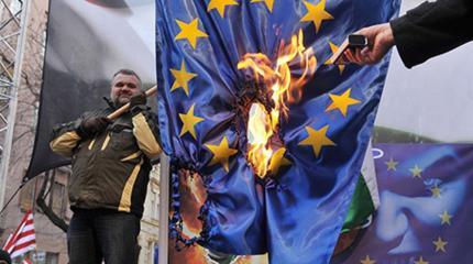 Украинские националисты объявили «войну кремлевскому» Евросоюзу Украинские националисты объявили «войну кремлевскому» Евросоюзу