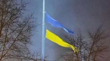 Ветер порвал надвое флаг Украины и гигантский баннер Бандеры Ветер порвал надвое флаг Украины и гигантский баннер Бандеры