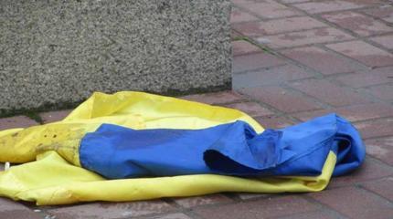 Любовь сменилась ненавистью: украинцы осквернили собственный флаг Любовь сменилась ненавистью: украинцы осквернили собственный флаг