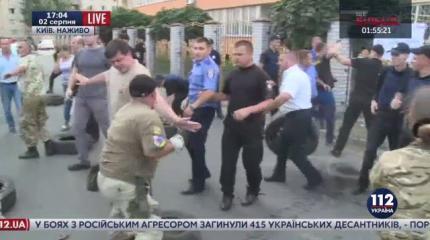 В Киеве в полицию летят покрышки, силовики применяют слезоточивый газ В Киеве в полицию летят покрышки, силовики применяют слезоточивый газ