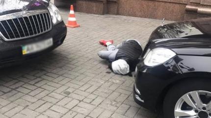 Отправляясь на убийство, не забудьте документы и красные кроссовки Отправляясь на убийство, не забудьте документы и красные кроссовки