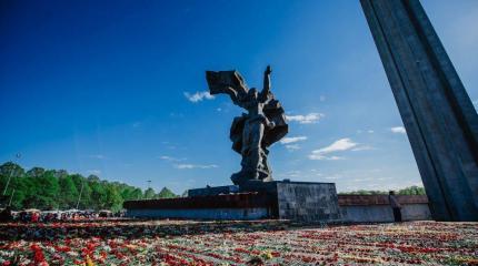 Внуки нацистов мстят победителям Внуки нацистов мстят победителям