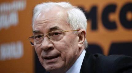 МИД Украины аннулировал диппаспорта экс-премьера Азарова и его сына