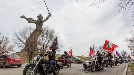 Русские своих не бросают: «Ночные волки» везут в Берлин флаги ДНР и ЛНР Русские своих не бросают: «Ночные волки» везут в Берлин флаги ДНР и ЛНР