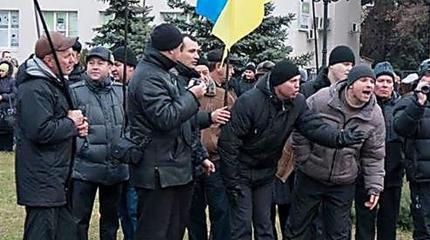 Майдан в Елизаветовке: украинцы вышли на улицы, взяв бутылки с кислотой