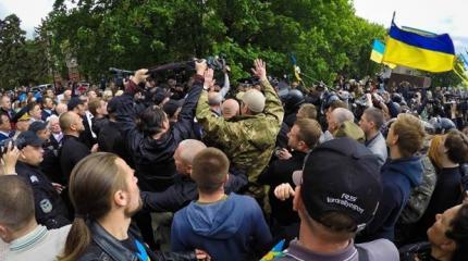 Власти Украины мстят за «Марш Победы» и Красное знамя
