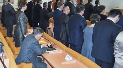 «Ваши руки залиты кровью». Николаевский депутат не захотел вставать во время гимна фашистской Украины «Ваши руки залиты кровью». Николаевский депутат не захотел вставать во время гимна фашистской Украины