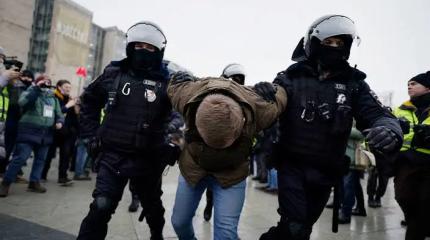 Ради Отечества можно всё: КС объяснил, когда свободу граждан можно урезать