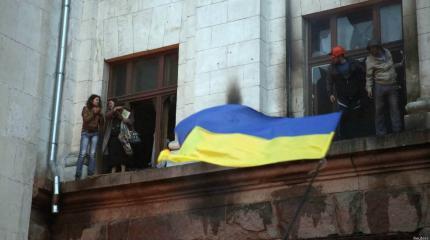 Перед Днём Победы на Украине срывают государственные флаги Перед Днём Победы на Украине срывают государственные флаги