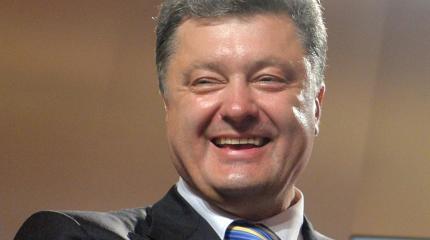 Перед визитом Порошенко, в Харькове красят старый асфальт Перед визитом Порошенко, в Харькове красят старый асфальт