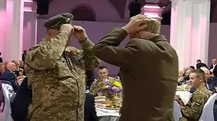 Ветераны УПА и Красной армии торжественно обменялись фуражками Ветераны УПА и Красной армии торжественно обменялись фуражками