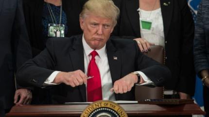Трамп подписывает приговор Трамп подписывает приговор