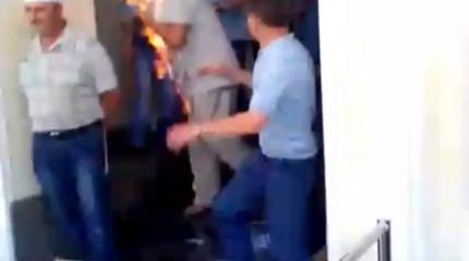 Страна отчаяния: депутат поджёг себя в центре Киева Страна отчаяния: депутат поджёг себя в центре Киева