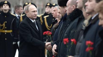 Владимир Путин и Сергей Шойгу возложили цветы к Могиле Неизвестного Солдата в Москве Владимир Путин и Сергей Шойгу возложили цветы к Могиле Неизвестного Солдата в Москве