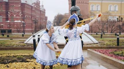 Активистки Pussy Riot привязали «омоновца» к фонарному столбу у Кремля Активистки Pussy Riot привязали «омоновца» к фонарному столбу у Кремля