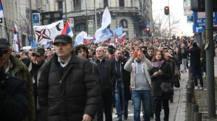 Тысячи сербов вышли на митинг против НАТО в Белграде