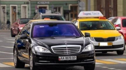 Mercedes киевского депутата ездит по Москве с заклеенным флагом Украины Mercedes киевского депутата ездит по Москве с заклеенным флагом Украины