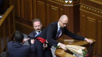 Я не держусь за свое место: Яценюка за гениталии стащили с трибуны Рады Я не держусь за свое место: Яценюка за гениталии стащили с трибуны Рады