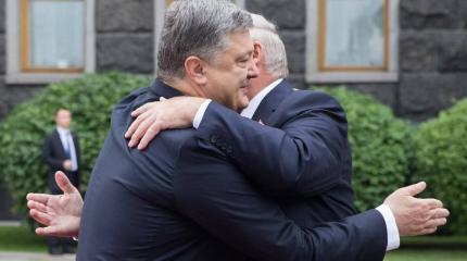 Порошенко ударил Лукашенко в спину. В Минске обиделись Порошенко ударил Лукашенко в спину. В Минске обиделись